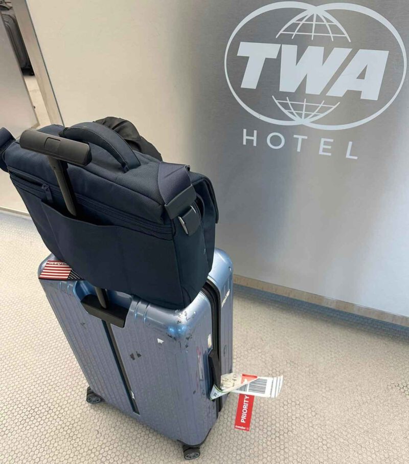 twa-hotel-check-in Koffer vor einem Hotel Counter